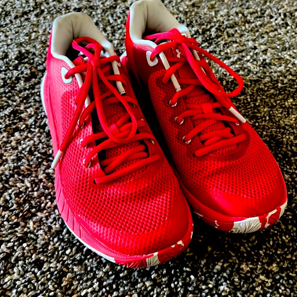 Woman’s Under Armor Basketball Sneakers Sz7.5